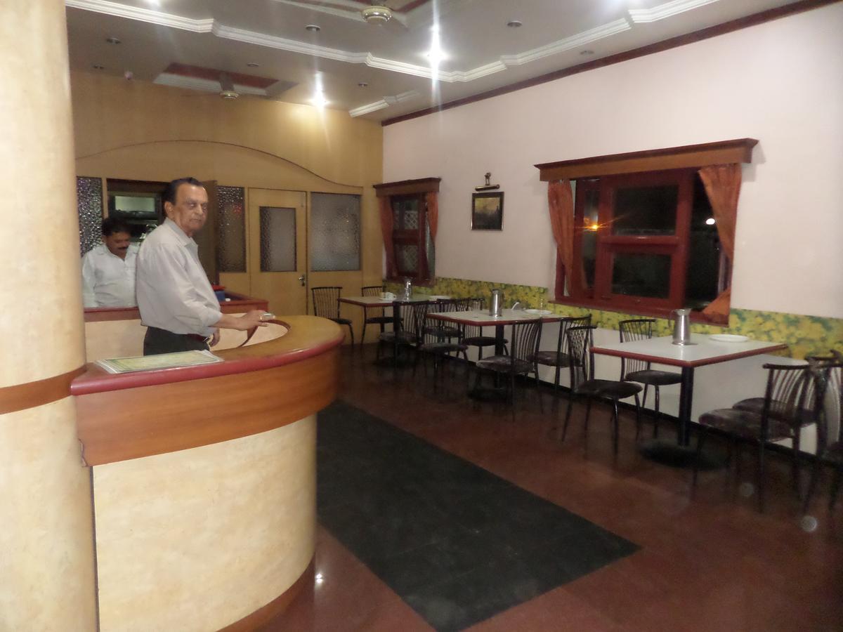 Hotel Ambessador Executive Solapur Zewnętrze zdjęcie