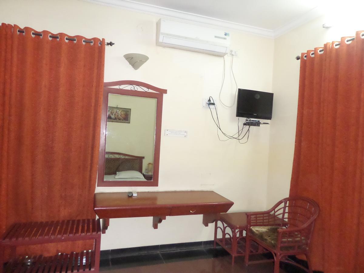 Hotel Ambessador Executive Solapur Zewnętrze zdjęcie