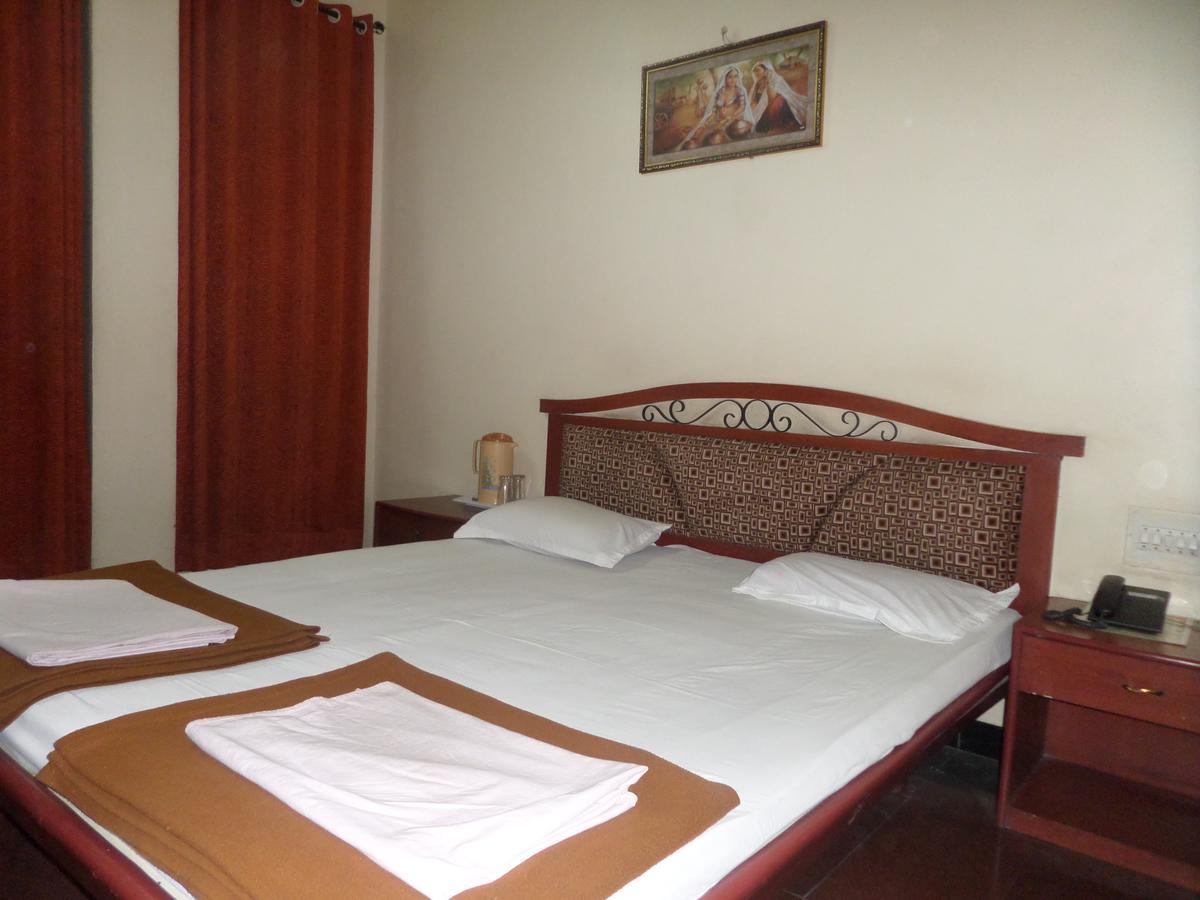 Hotel Ambessador Executive Solapur Zewnętrze zdjęcie